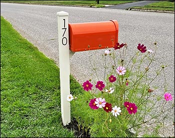 Aluminum Dylan Curbside Mailbox w/ Ivory Post