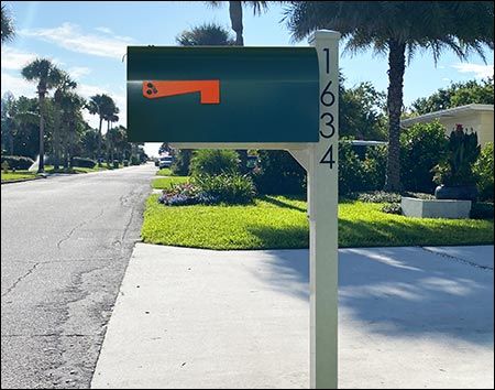 Aluminum Ridley Curbside Mailbox w/ Ivory Post