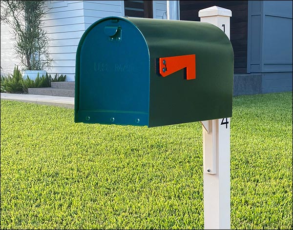 Aluminum Ridley Curbside Mailbox w/ Ivory Post