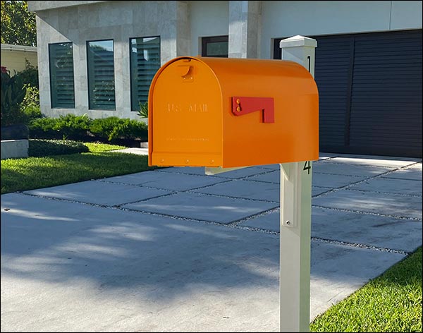 Aluminum Ridley Curbside Mailbox w/ Ivory Post