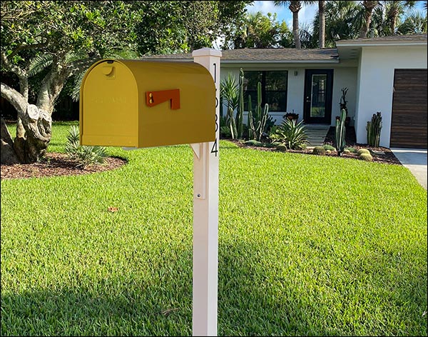 Aluminum Ridley Curbside Mailbox w/ Ivory Post